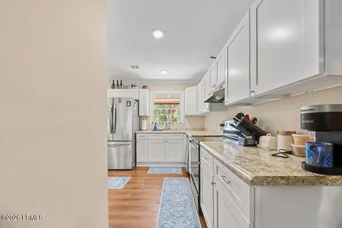 Kitchen - 402 Mcdill Ln, Hampton, SC 29924 photo 3 of 3