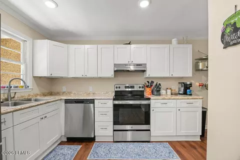Kitchen - 402 Mcdill Ln, Hampton, SC 29924 photo 2 of 3