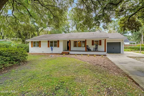 8 Miller Dr W, Beaufort, SC 29907