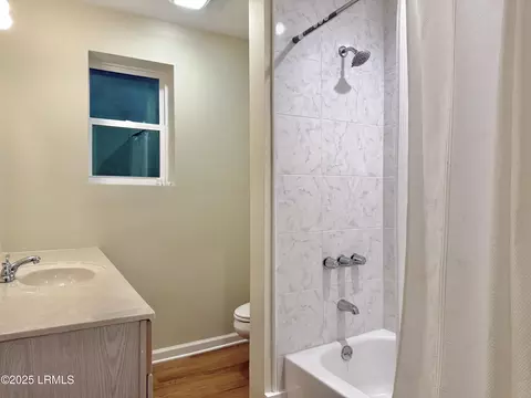 Bath - 801 Elm St E, Hampton, SC 29924 photo 2 of 5