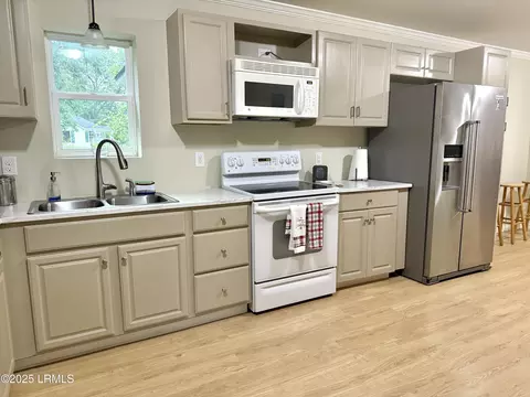 Kitchen - 801 Elm St E, Hampton, SC 29924 photo 2 of 2