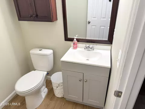 Bath - 801 Elm St E, Hampton, SC 29924 photo 5 of 5