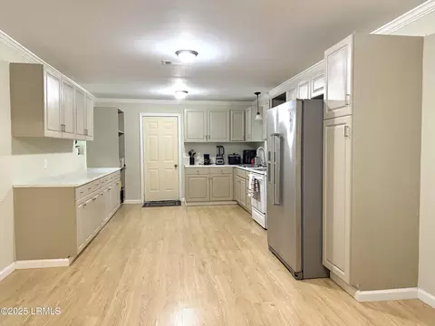 Kitchen - 801 Elm St E, Hampton, SC 29924 photo 1 of 2