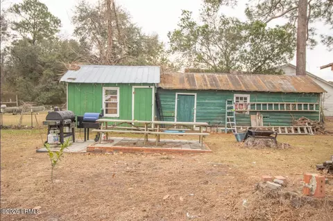 Exterior - 111 Hoover St S, Hampton, SC 29924 photo 6 of 10