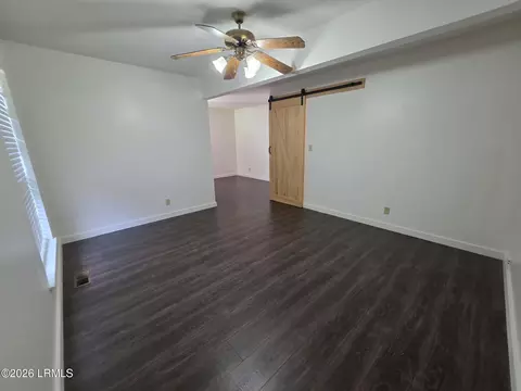 Living - 212 Glendale St, Hampton, SC 29924 photo 4 of 4