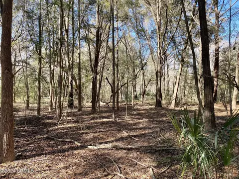 31 Honeysuckle Ln, Beaufort, SC 29907
