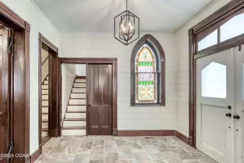 Entry Way - 1014 S Main Street Carthage Mo 64836 St, Carthage, MO 64836 photo 1 of 7