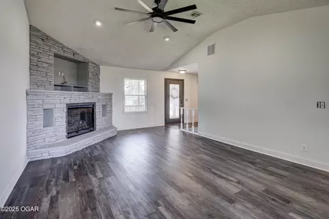 Living - 407 E Central Road Lamar Mo 64759 Rd, Lamar, MO 64759 photo 4 of 6