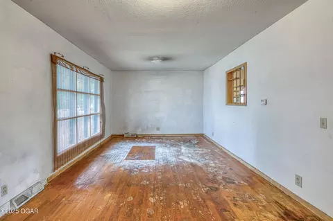 Living - 1507 S Sergeant Avenue Joplin Mo 64804 Ave, Joplin, MO 64804 photo 1 of 2