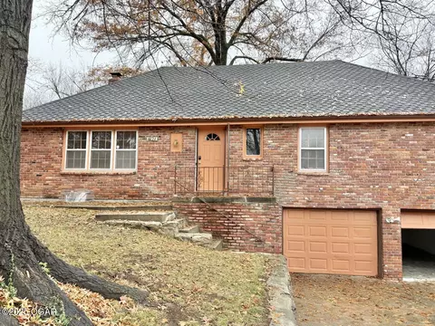 8128 E 74th Street Kansas City Mo 64112 St, Kansas City, MO 64112