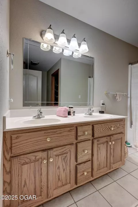 Bath - 2206 Benjamin Drive Carthage Mo 64836 Dr, Carthage, MO 64836 photo 2 of 7