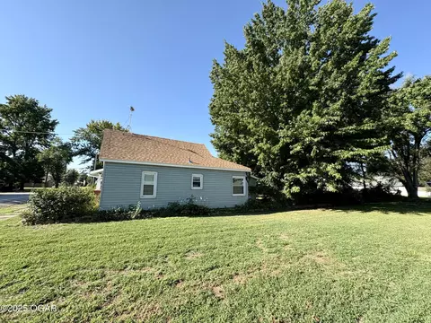 Exterior - 1303 Walnut Street Lamar Mo 64759 St, Lamar, MO 64759 photo 3 of 7