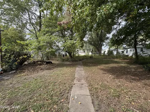 Exterior - 1303 Walnut Street Lamar Mo 64759 St, Lamar, MO 64759 photo 5 of 7