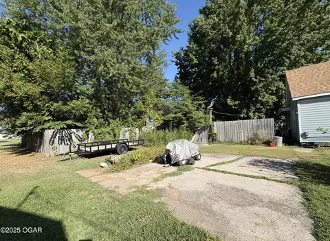 Exterior - 1303 Walnut Street Lamar Mo 64759 St, Lamar, MO 64759 photo 2 of 7