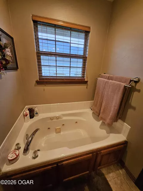 Bath - 206 Prairie Lane Monett Mo 65708, Monett, MO 65708 photo 2 of 5
