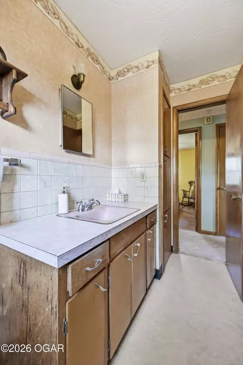 Bath - 577 Mcnatt Road Neosho Mo 64850, Neosho, MO 64850 photo 2 of 3