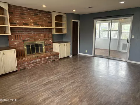 Living - 1021 Skyline Drive Neosho Mo 64850 Dr, Neosho, MO 64850 photo 3 of 5
