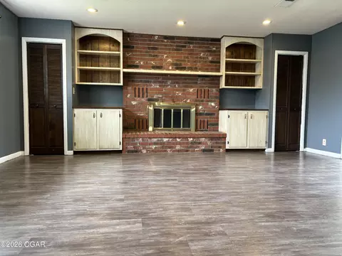 Living - 1021 Skyline Drive Neosho Mo 64850 Dr, Neosho, MO 64850 photo 2 of 5