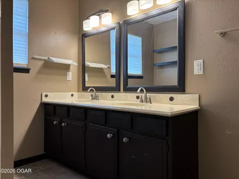 Bath - 1021 Skyline Drive Neosho Mo 64850 Dr, Neosho, MO 64850 photo 1 of 1