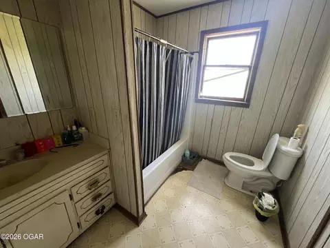 Bath - 7433 Oak Road Carthage Mo 64836 Rd, Carthage, MO 64836 photo 1 of 1