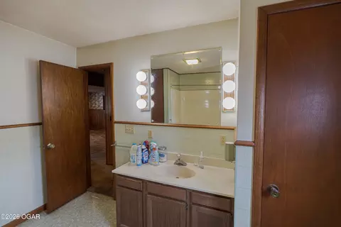 Bath - 107 W 4th Street Lamar Mo 64759 St, Lamar, MO 64759 photo 3 of 3