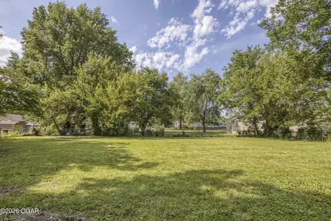 Exterior - 302 E Market Street Diamond Mo 64840 St, Diamond, MO 64840 photo 5 of 6