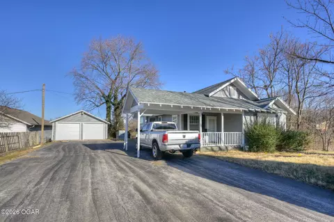629 Wood Avenue Carthage Mo 64836 Ave, Carthage, MO 64836