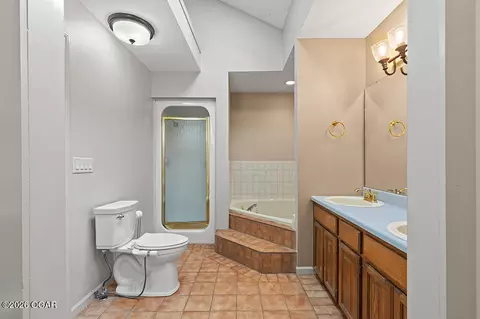Bath - 930 E Primrose Street E1 Springfield Mo 65807 St #E1, Springfield, MO 65807 photo 3 of 3