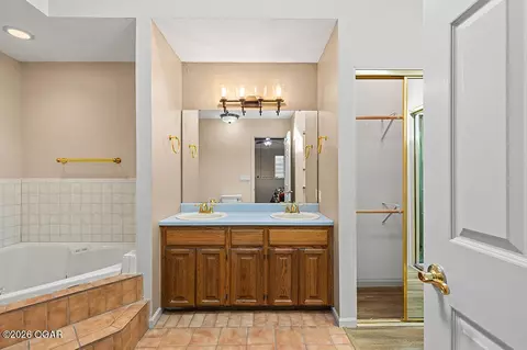 Bath - 930 E Primrose Street E1 Springfield Mo 65807 St #E1, Springfield, MO 65807 photo 2 of 3