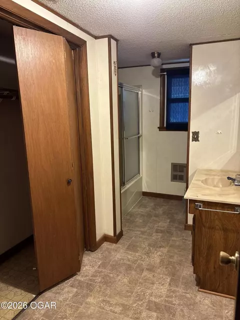 Bath - 700 Parry Street Lamar Mo 64759 St, Lamar, MO 64759 photo 2 of 2