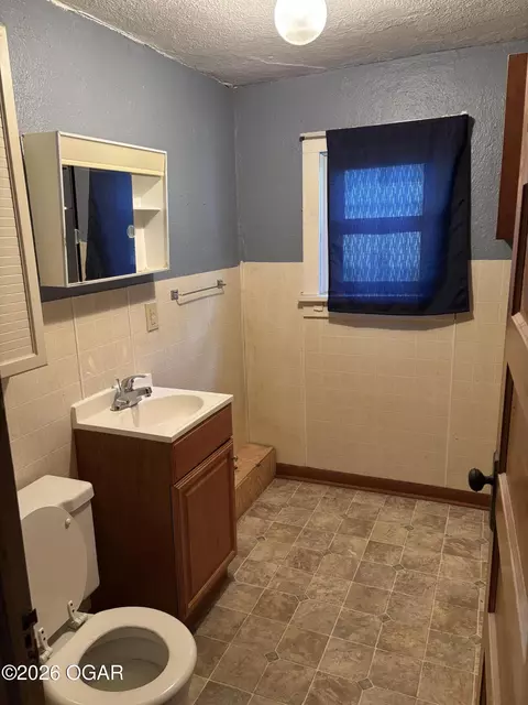 Bath - 700 Parry Street Lamar Mo 64759 St, Lamar, MO 64759 photo 1 of 2