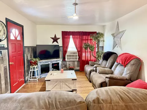 Living - 600 E Pearl Street Aurora Mo 65605 St, Aurora, MO 65605 photo 2 of 3