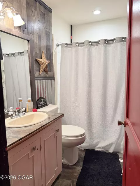 Bath - 600 E Pearl Street Aurora Mo 65605 St, Aurora, MO 65605 photo 1 of 1