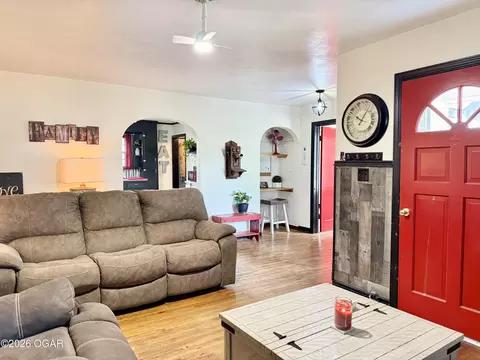 Entry Way - 600 E Pearl Street Aurora Mo 65605 St, Aurora, MO 65605 photo 1 of 3