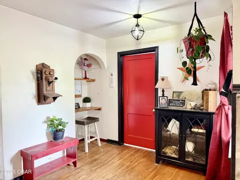 Entry Way - 600 E Pearl Street Aurora Mo 65605 St, Aurora, MO 65605 photo 2 of 3