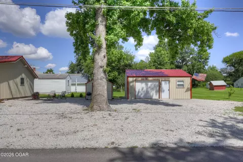 Exterior - 1001 E 12th Street Lamar Mo 64759 St, Lamar, MO 64759 photo 5 of 7