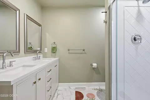 Bath - 305 W Maple Street Diamond Mo 64840 St, Diamond, MO 64840 photo 4 of 8
