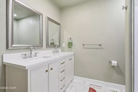 Bath - 305 W Maple Street Diamond Mo 64840 St, Diamond, MO 64840 photo 3 of 8