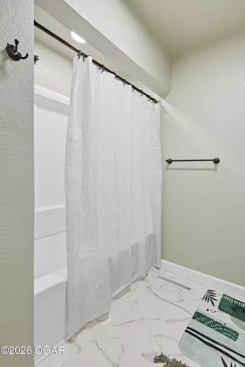 Bath - 305 W Maple Street Diamond Mo 64840 St, Diamond, MO 64840 photo 2 of 8