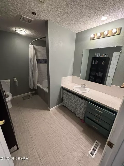 Bath - 2147 Forest Drive Carthage Mo 64836 Dr, Carthage, MO 64836 photo 1 of 16