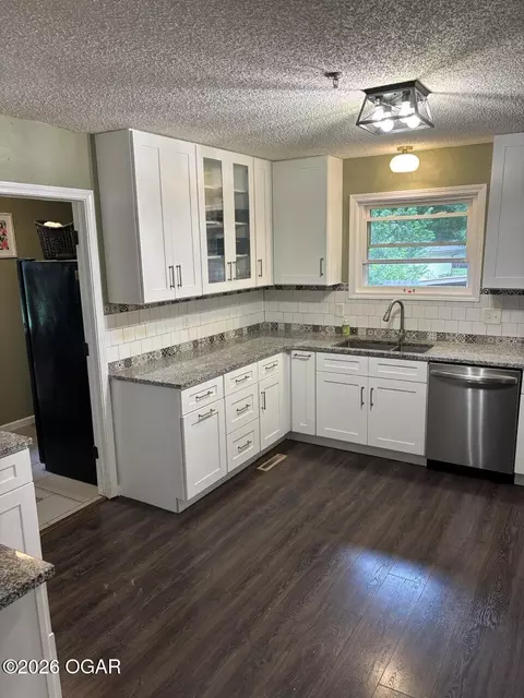 Kitchen - 2147 Forest Drive Carthage Mo 64836 Dr, Carthage, MO 64836 photo 1 of 10