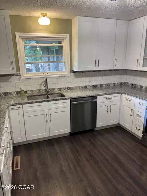 Kitchen - 2147 Forest Drive Carthage Mo 64836 Dr, Carthage, MO 64836 photo 2 of 11