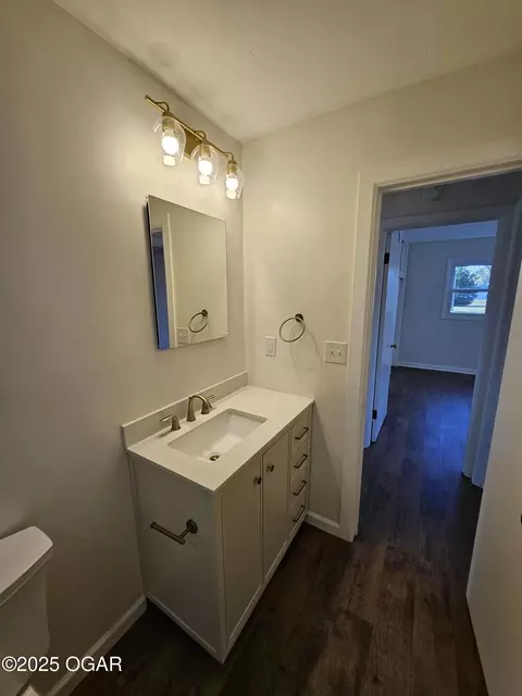 Bath - 1011 3rd Street Monett Mo 65708 St, Monett, MO 65708 photo 3 of 12