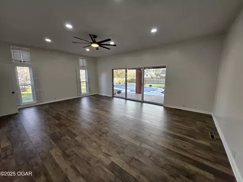 Living - 1011 3rd Street Monett Mo 65708 St, Monett, MO 65708 photo 2 of 5