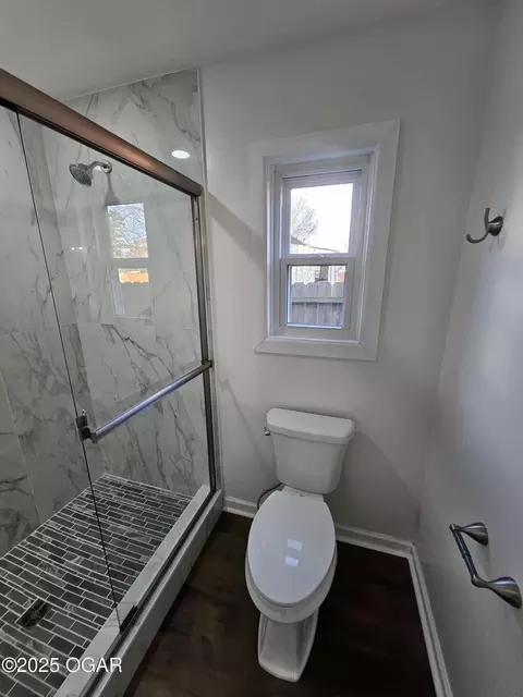 Bath - 1011 3rd Street Monett Mo 65708 St, Monett, MO 65708 photo 9 of 12