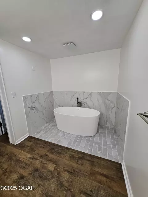 Bath - 1011 3rd Street Monett Mo 65708 St, Monett, MO 65708 photo 5 of 12