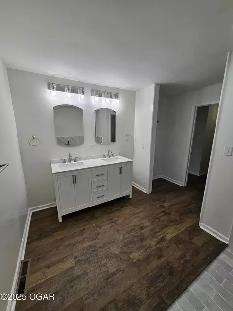 Bath - 1011 3rd Street Monett Mo 65708 St, Monett, MO 65708 photo 7 of 12