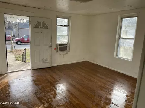 Living - 507 E 6th Street Carthage Mo 64836 St, Carthage, MO 64836 photo 1 of 2
