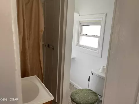 Bath - 507 E 6th Street Carthage Mo 64836 St, Carthage, MO 64836 photo 1 of 1