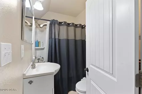 Bath - 1004 Oak Street Carthage Mo 64836 St, Carthage, MO 64836 photo 1 of 2
